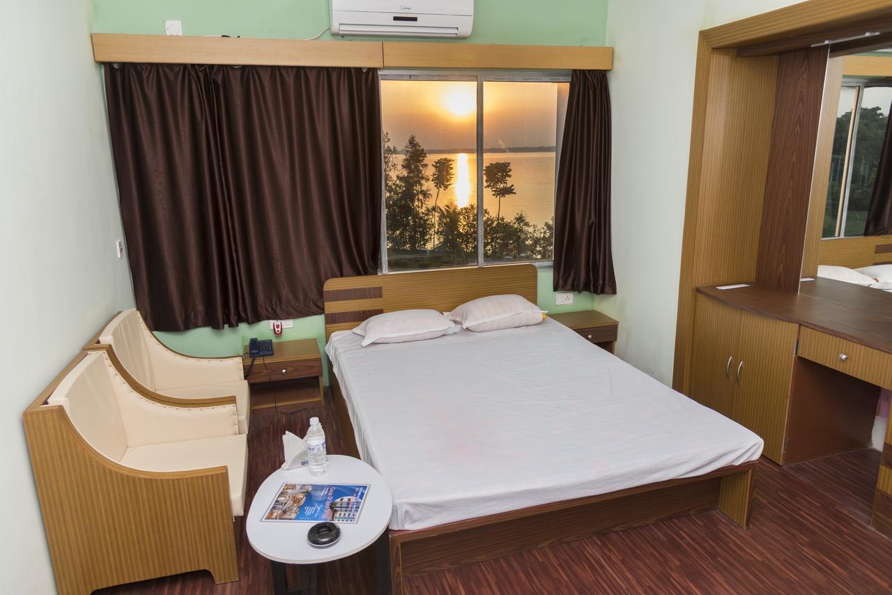Rajhans Hotel & Resort Phalta Room photo