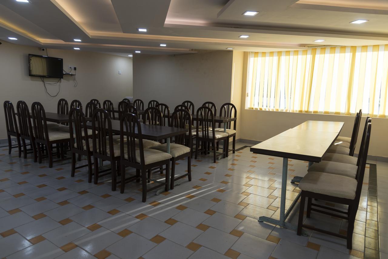 Rajhans Hotel & Resort Phalta Room photo