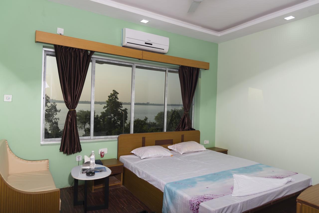 Rajhans Hotel & Resort Phalta Room photo